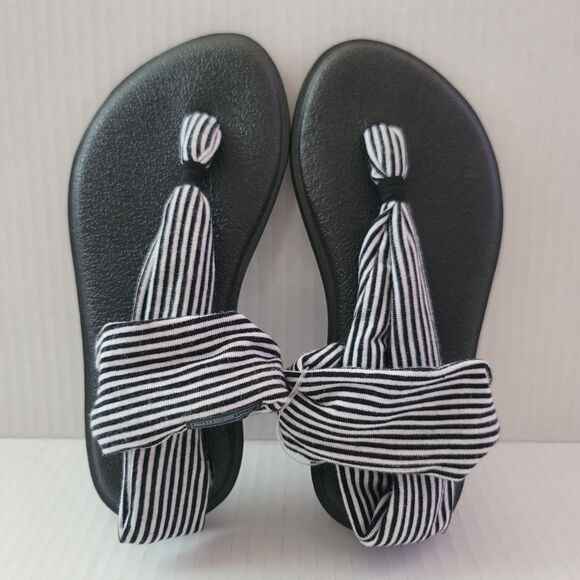 New Sanuk 'Lil Yoga Sling' Sandals Black/White Striped Girls SZ 11-12 Flip-Flops - Picture 2 of 7